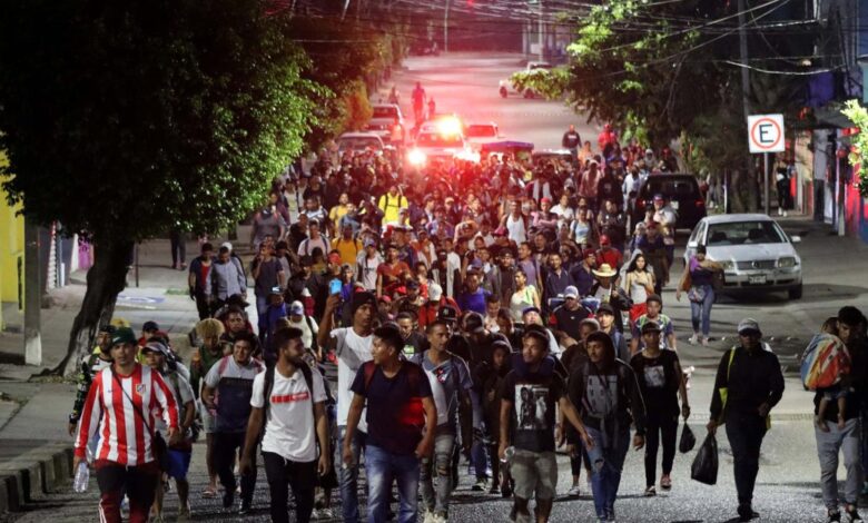 Sin dinero, sin papeles y con amenaza de deportación: miles de migrantes parten en caravana desde México