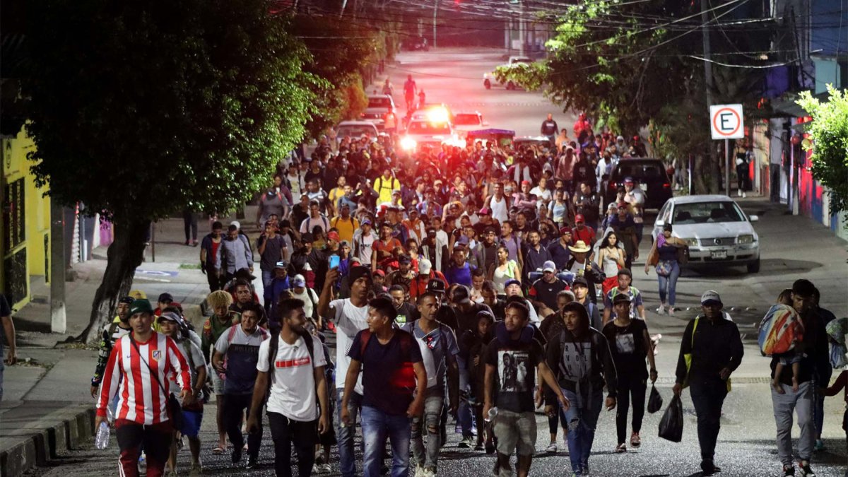 Sin dinero, sin papeles y con amenaza de deportación: miles de migrantes parten en caravana desde México