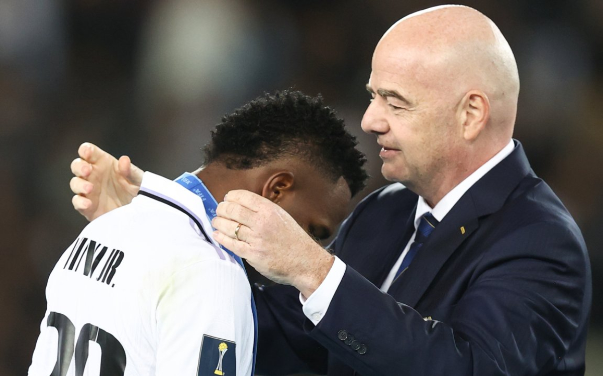 Infantino exige parar partidos por racismo y crea grupo de trabajo con Vinicius