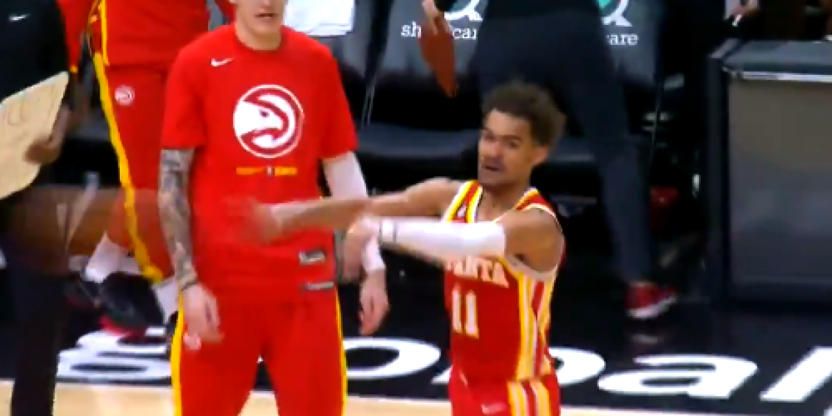 Trae Young expulsado...¡por lanzarle el balón al árbitro!