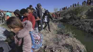 Tras incendio en Juárez, migrantes buscan entregarse en Estados Unidos
