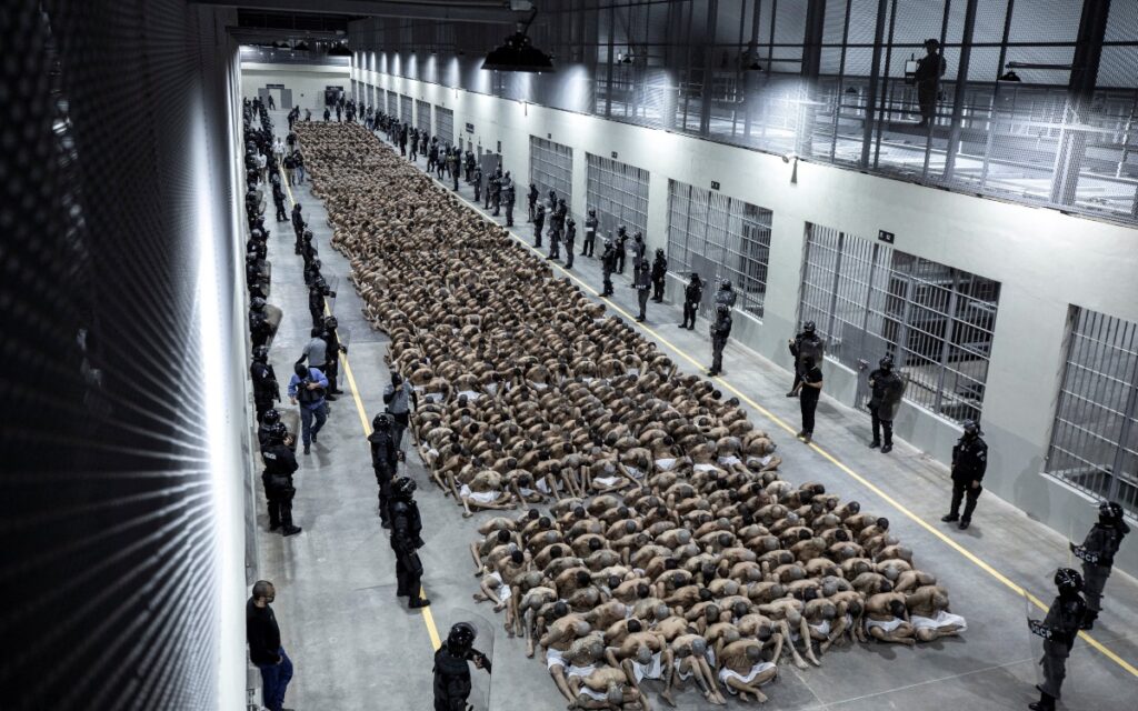 Trasladan a segundo grupo de presuntos pandilleros a megacárcel de El Salvador | Video