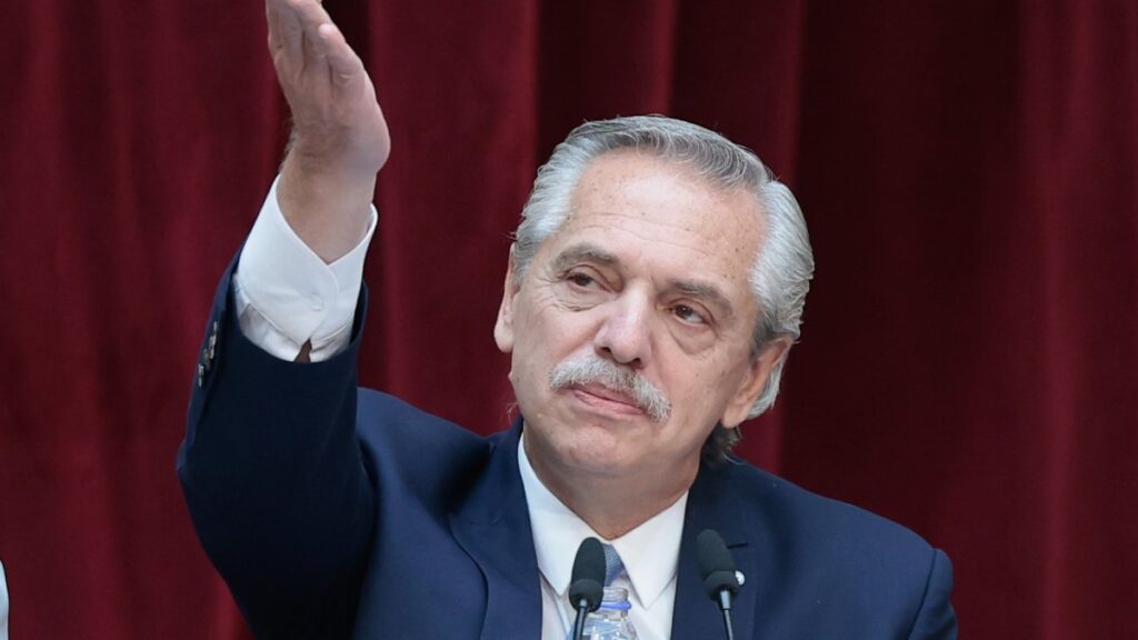 Trasladan a un hospital al presidente de Argentina tras presentar fuertes dolores de espalda