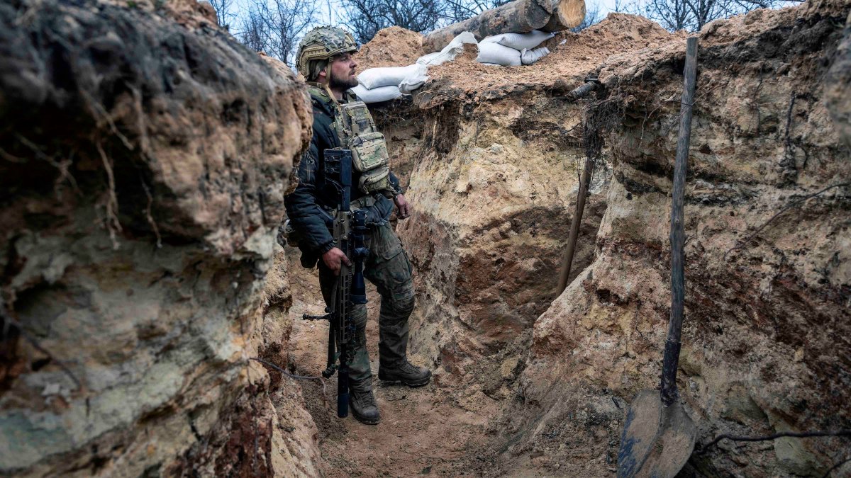 Ucrania: Zelenskyy se compromete a no retirarse de Bajmut, mientras los rusos intentan capturar la ciudad