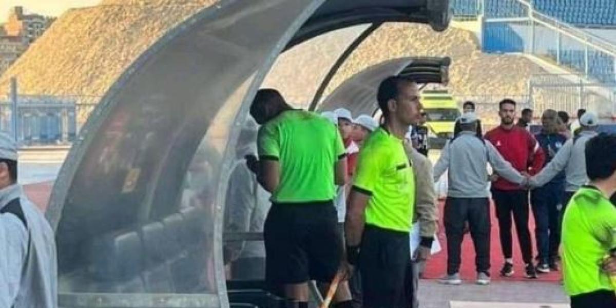 Un árbitro utiliza el móvil de un aficionado como VAR y anula un gol