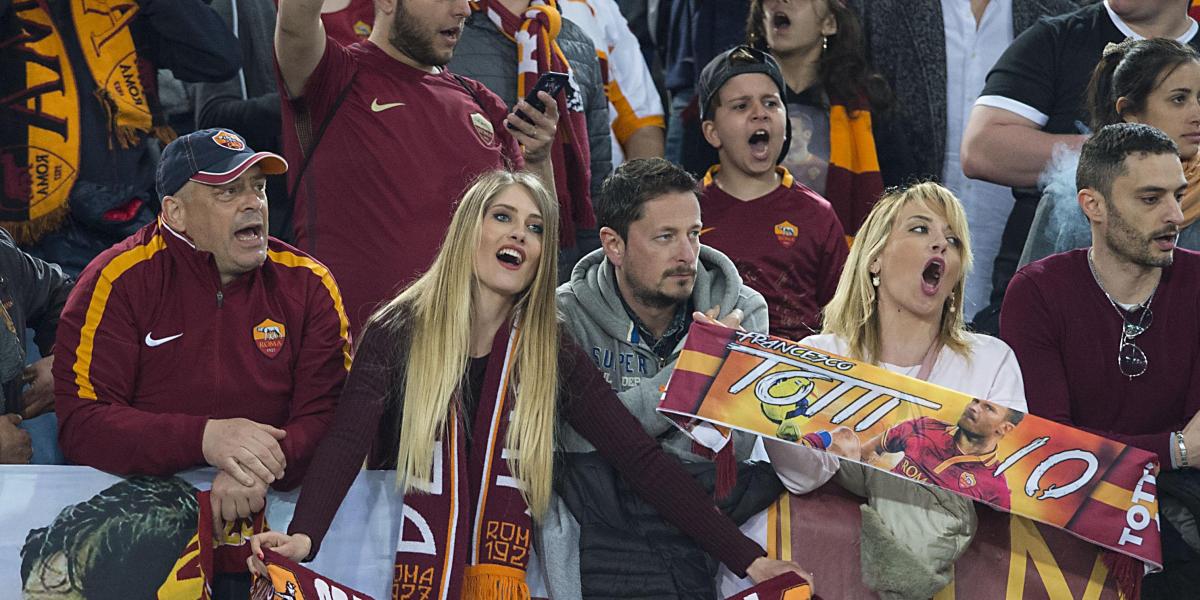 Un grupo de ultras entre los 1.750 hinchas de la Roma