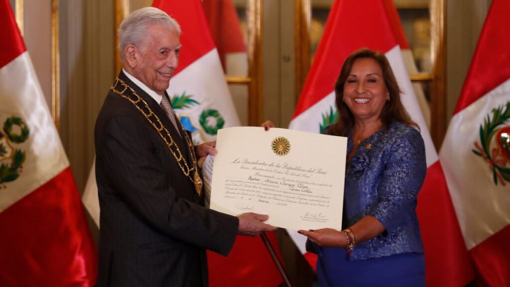 Vargas Llosa respalda al Gobierno de Dina Boluarte al ser condecorado en Lima