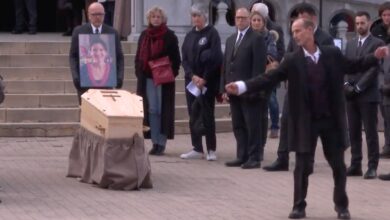 Viudo de profesora asesinada en Francia la despide con baile