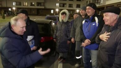 Vladimir Putin desafía y visita la ciudad de Mariúpol en Ucrania pese a orden de arresto