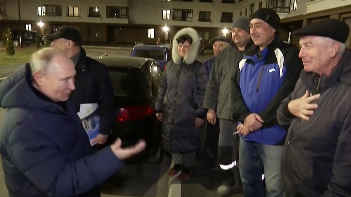 Vladimir Putin desafía y visita la ciudad de Mariúpol en Ucrania pese a orden de arresto