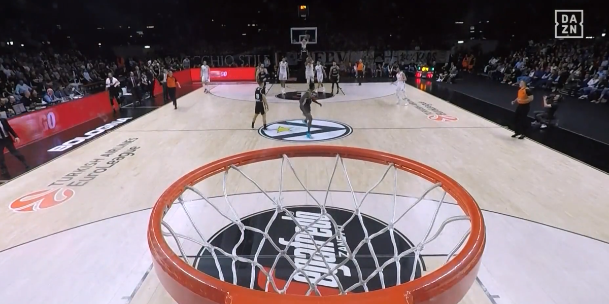 Yabusele anota en Bolonia una de las canastas del año