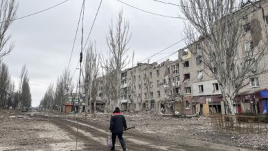 Zelenski da la orden de reforzar la defensa de Bajmut, la localidad del este de Ucrania casi cercada por Rusia