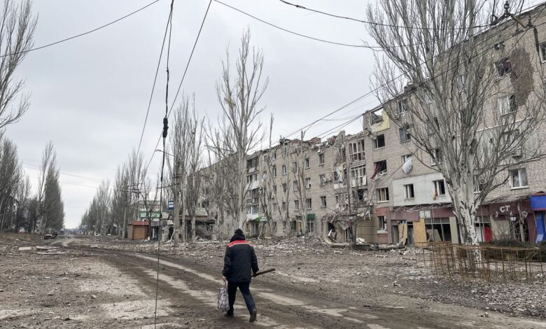 Zelenski da la orden de reforzar la defensa de Bajmut, la localidad del este de Ucrania casi cercada por Rusia