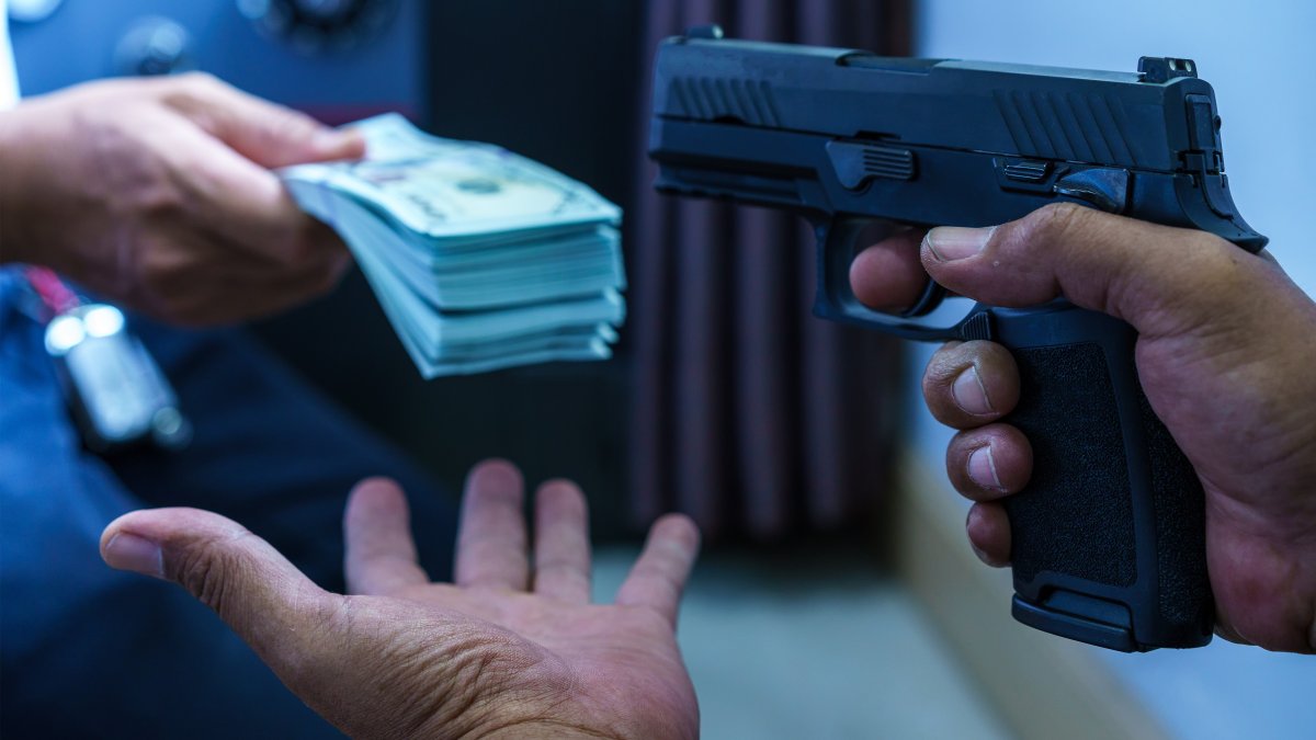 acusan a hombre de robar un banco Wells Fargo por $1