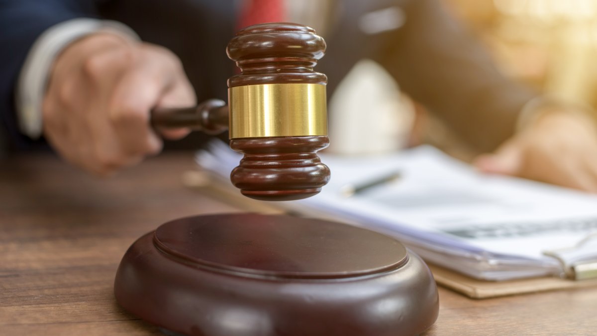 acusan a oficiales por muerte de hombre en hospital psiquiátrico