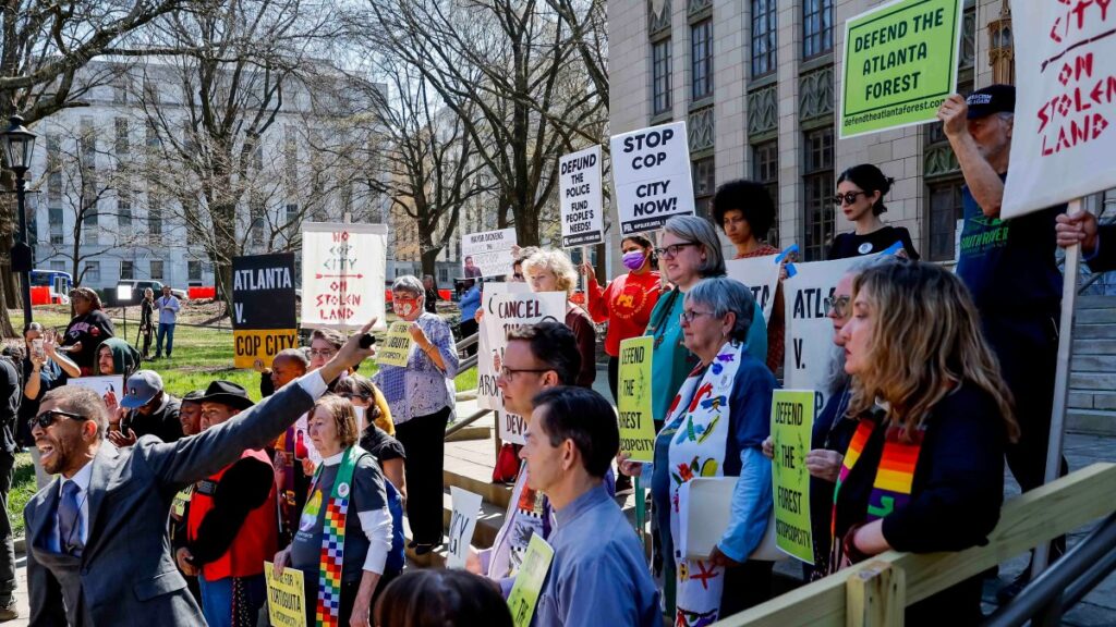 acusan de terrorismo a 23 manifestantes que protestaban contra construcción de centro policial en Atlanta, Georgia