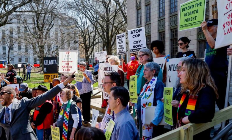 acusan de terrorismo a 23 manifestantes que protestaban contra construcción de centro policial en Atlanta, Georgia