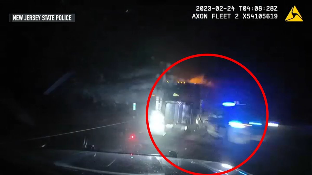 camión se estrella con patrullas policiales