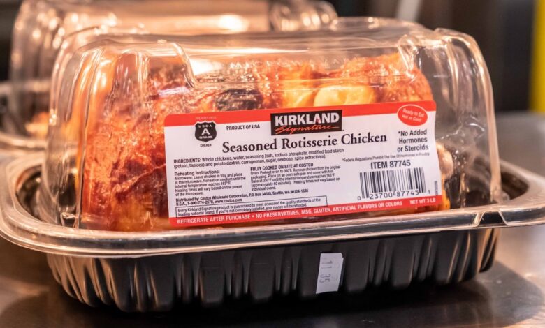 clientes se quejan de que el pollo asado de Costco tiene un sabor a “químico”