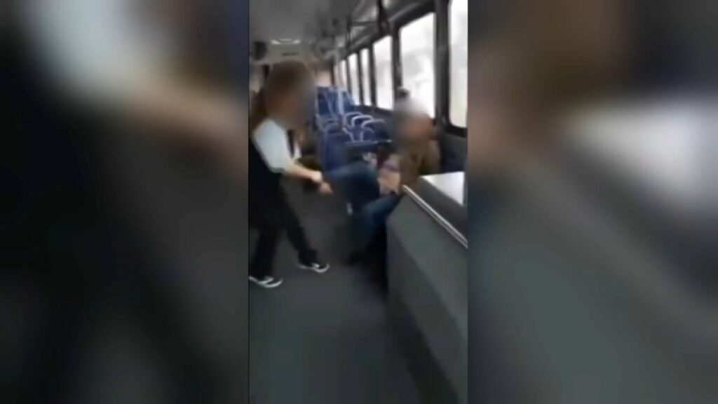conductora de autobús ataca a pasajera