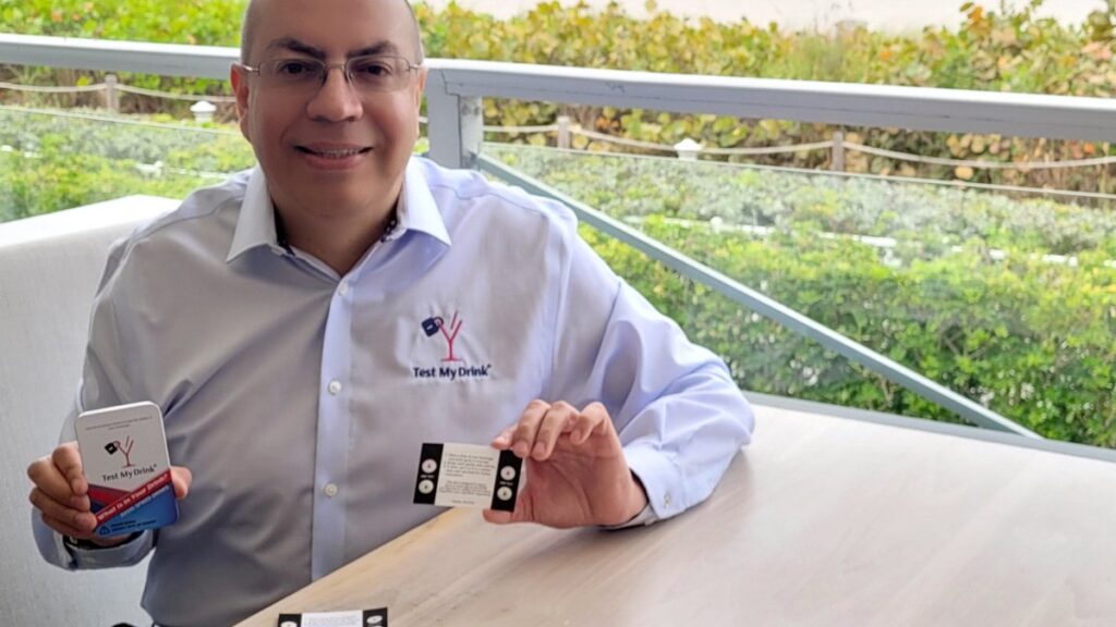 drogan a colombiano de Miami en un bar y crea el producto Test My Drink para prevenirlo