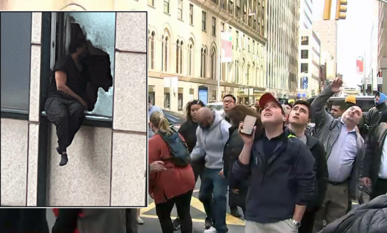 hombre sale por ventana de rascacielos en medio de enfrentamiento con FBI en NYC, según fuentes
