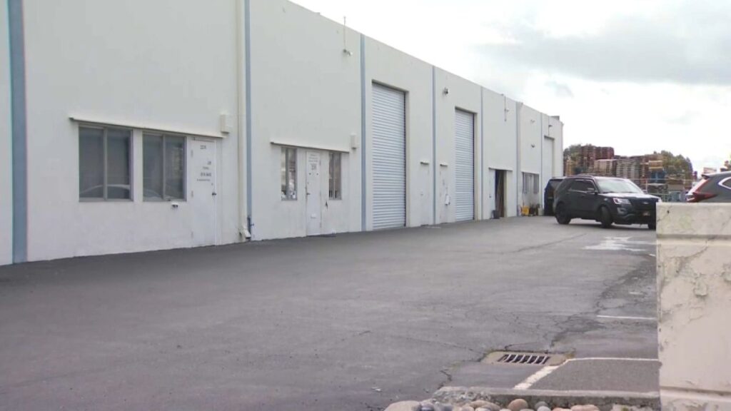 identifican a 5 de los 6 cuerpos hallados en un almacén