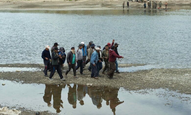 mueren al menos seis soldados ahogados en un río durante una protesta, reportan las autoridades