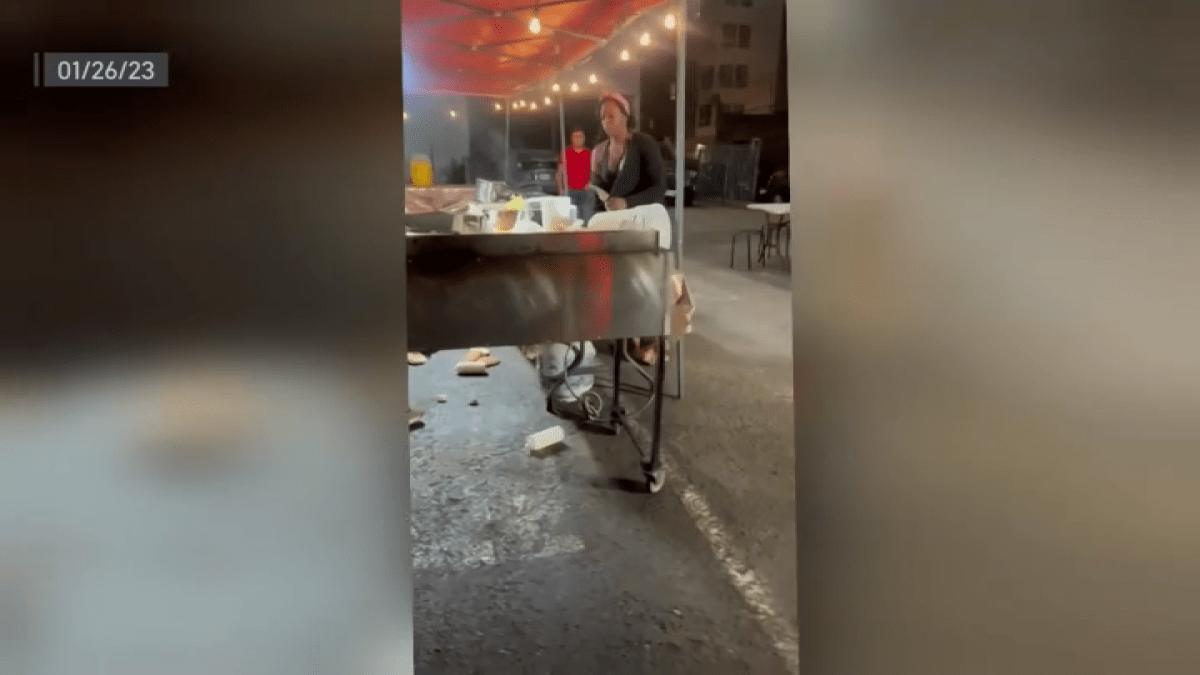 mujer agrede presuntamente a empleados en California