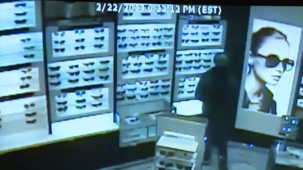 oficial dispara contra hombre que intentó robar gafas de sol