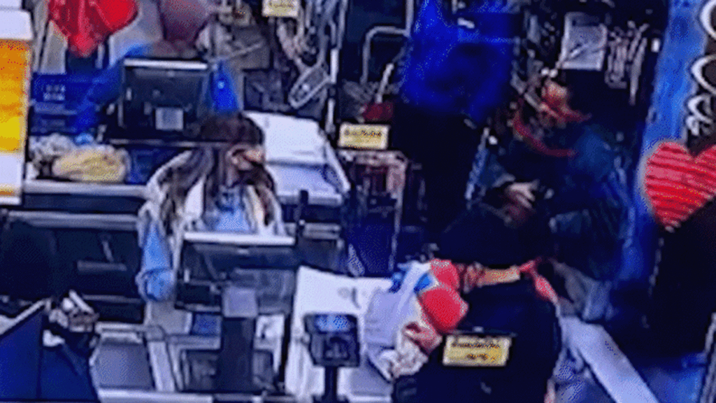 sospechosas golpean a cajera de bodega del Bronx