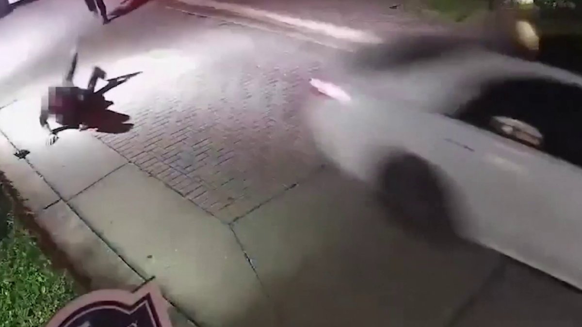 sospechoso embiste a policía de Sarasota con auto robado