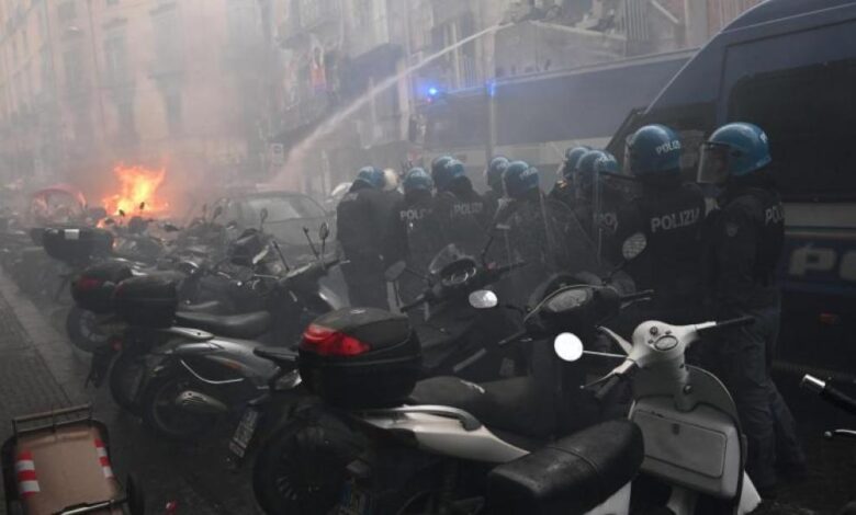 ¡Caos en Nápoles! Los ultras incendian un coche policial
