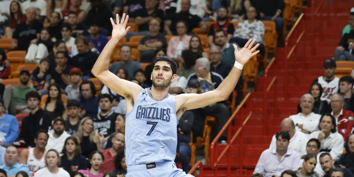 ¡Duele con solo verlo! Tremendo costalazo de Santi Aldama en el Grizzlies-Rockets