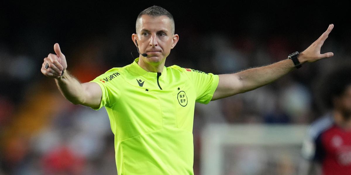 ¡El VAR evita la surrealista expulsión de Herrera! De la que se ha librado el juez de línea...