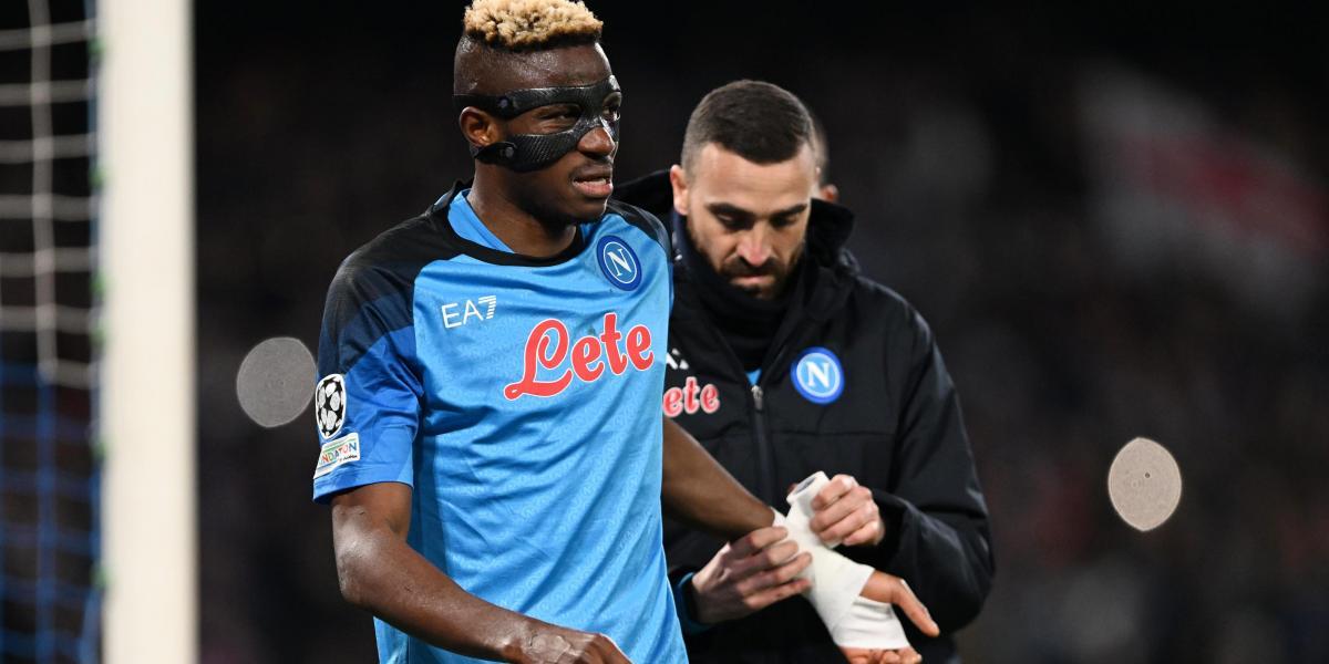 ¡Osimhen es una bestia! Marca aunque le pisan la mano