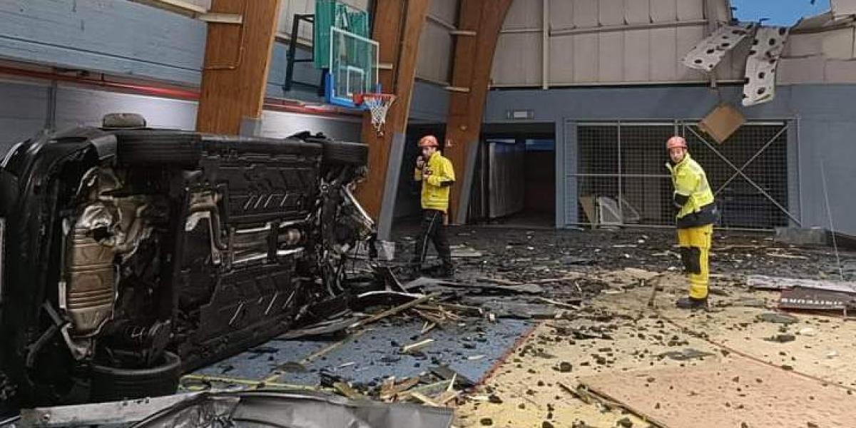 ¡Terrible accidente de un futbolista belga! Sale volando y se estrella contra un polideportivo