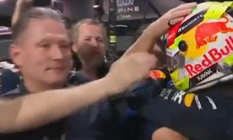 ¡Tierra, trágame! La cara del padre de Verstappen en la celebración de Pérez