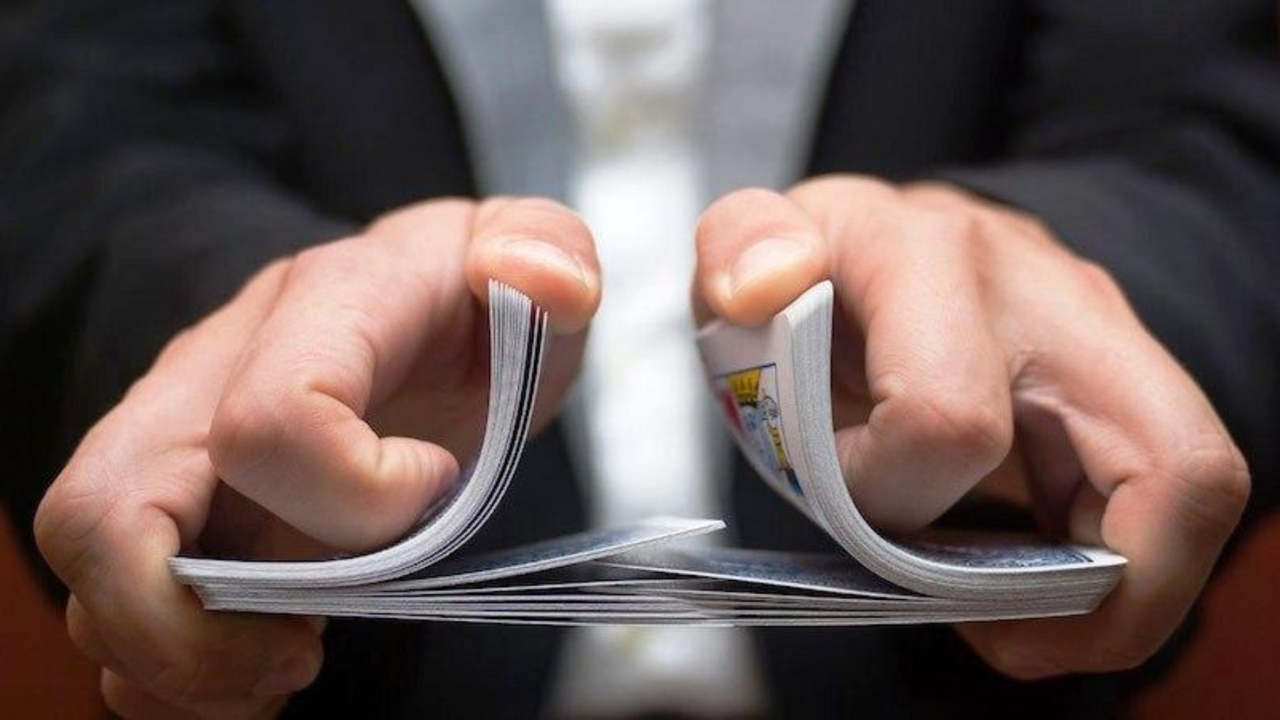 ¿De cuántas formas se puede barajar una baraja de cartas?