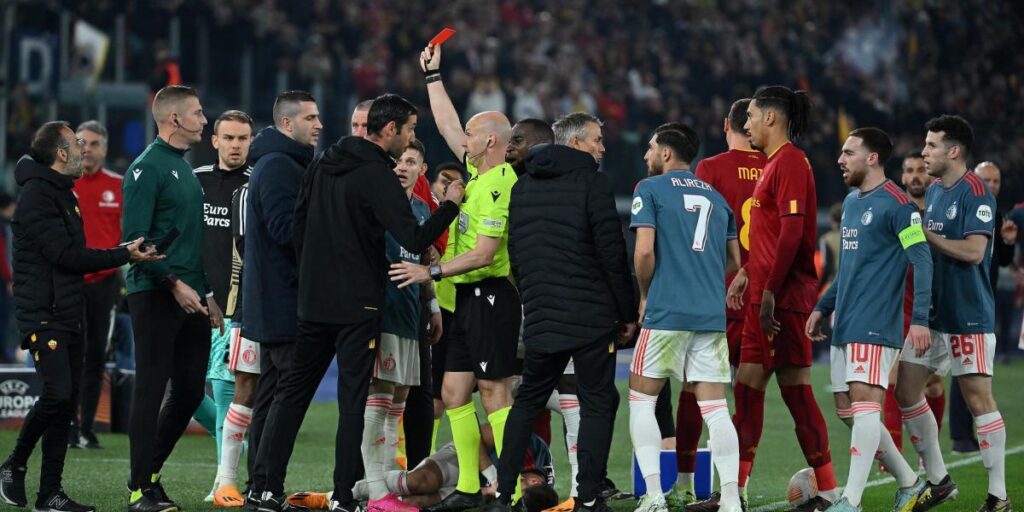 ¡El ayudante de Mourinho agrede a un jugador del Feyenoord!