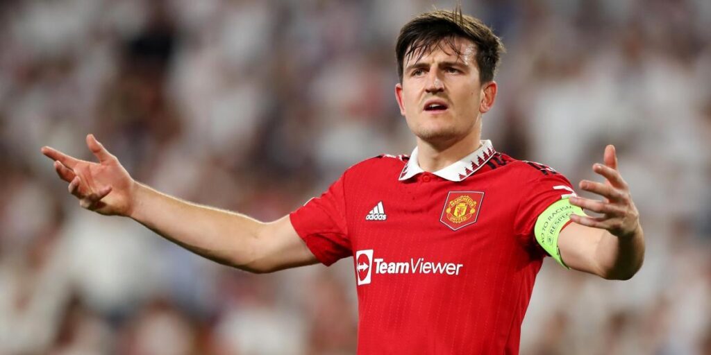 ¡Los fans del United no pueden más de Maguire y lo acusan de haber lesionado a un compañero!
