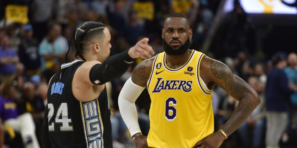 ¡Ya tardaba! Brooks provoca a LeBron: "Es viejo"