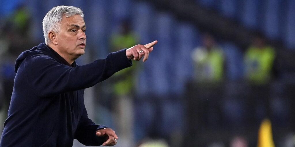 'Mou', a un periodista: "Espera un segundo, tengo un regalo para ti"