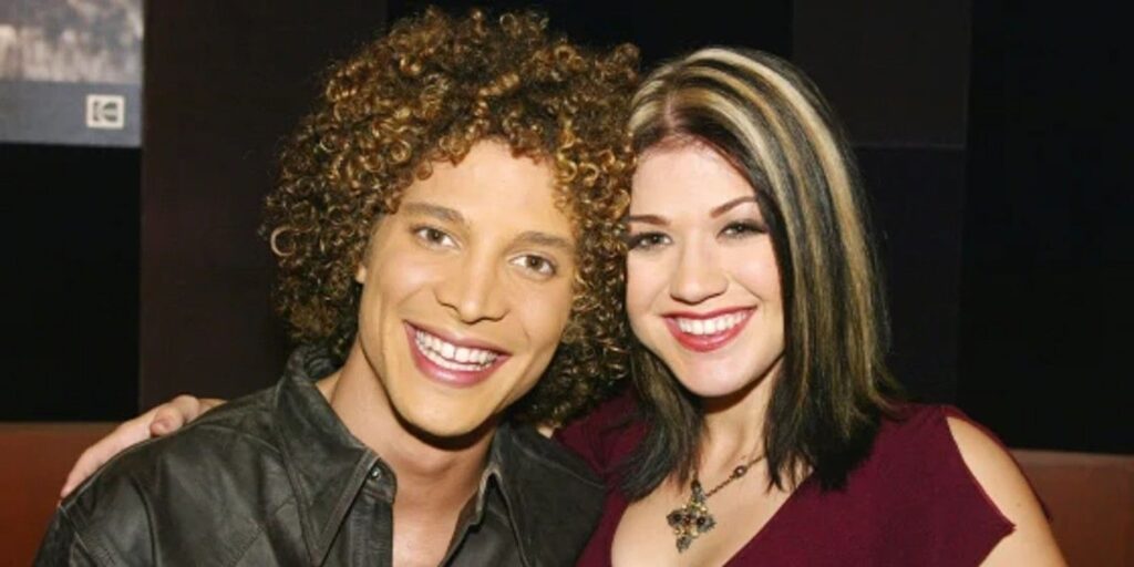 American Idol Justin Guarini Kelly Clarkson smiling