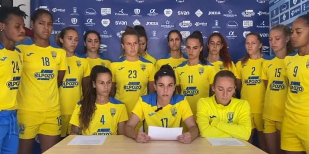 15 jugadoras del Alhama respaldan públicamente a su entrenador
