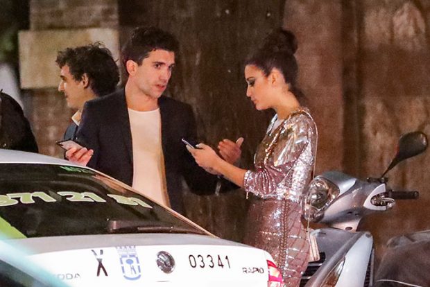 Jaime Lorente y María Pedraza charlaban antes de entrar al taxi que le transportaría a la discoteca / Gtres