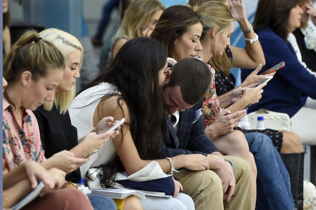 Raquel Rodríguez y Álex Lequio hablándose al oído. / Gtres