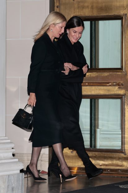 La Reina Letizia junto a Marie Chantal en el funeral de Constantino. / Gtres