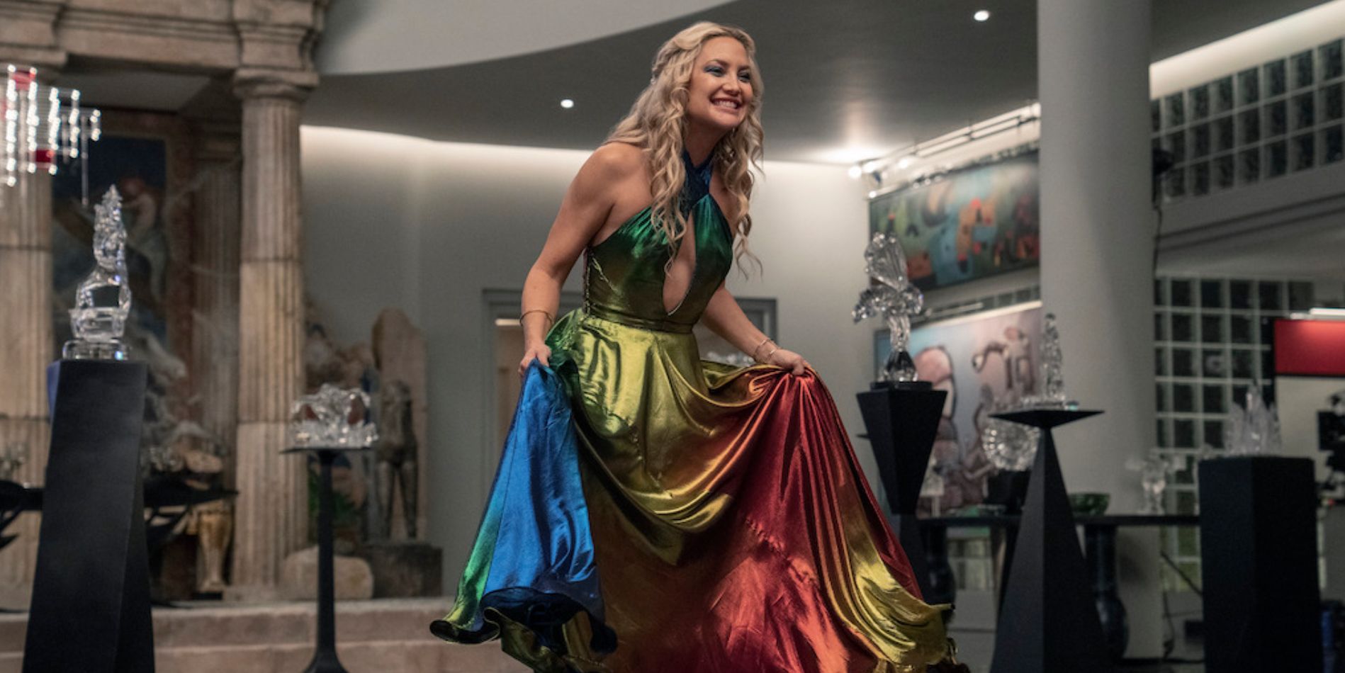 Birdie se levanta la falda mientras camina en Glass Onion