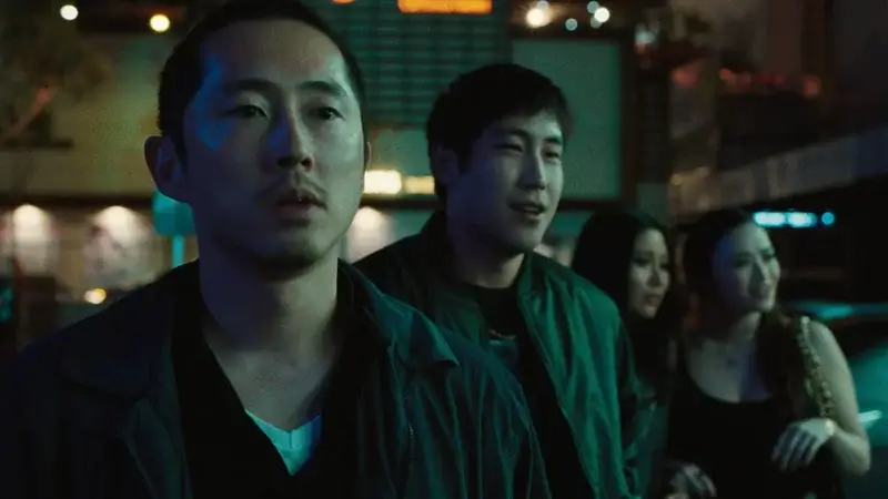 Steven Yeun como Danny Young Mazino como Paul en el episodio 102 de Beef